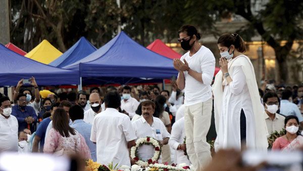 Fact check: Did Gauri Khan accompany SRK to Latha Mangeshkar’s funeral?