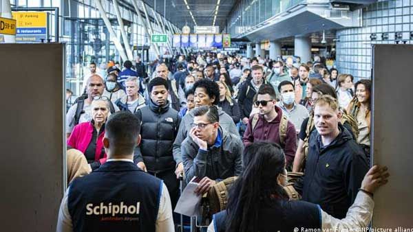 Amsterdam airport asks airlines cut flights amid crowd chaos