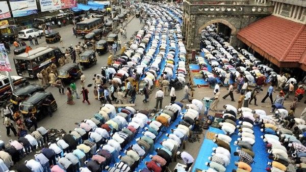Fake Check: Old photo linked to fake claim about Hanuman Chalisa vs Namaz