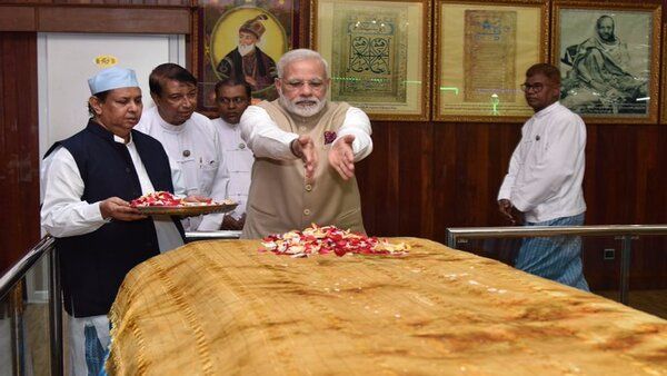 Fact Check: No, PM Modi did not pay tribute at the tomb of Mughal ruler Aurangzeb in this video