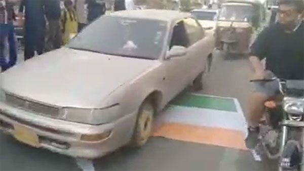 Fact Check: Are these people from Tamil Nadu driving over the Indian National Flag