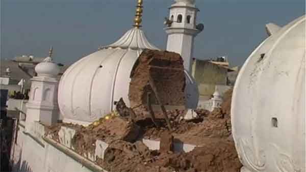 Fact Check: Is this image of a damaged Mosque from Delhi