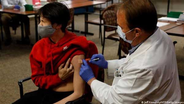 US to decide on COVID vaccines for small children