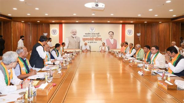 Fact Check: PM Modi did not snub Eknath Shinde by inviting Fadnavis to a meeting of CMs