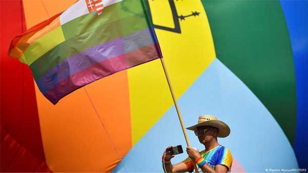 Hungary: Thousands march during Budapest Pride festival