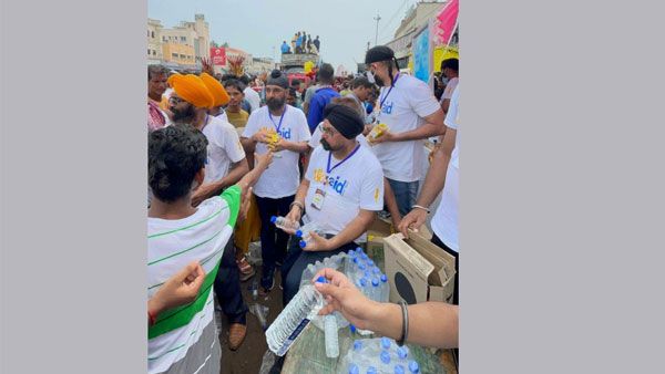 Raunak Singh & team Sikhaid got blessed by devotees, served 1.5 lakh refreshments in Jagannath Rath Yatra