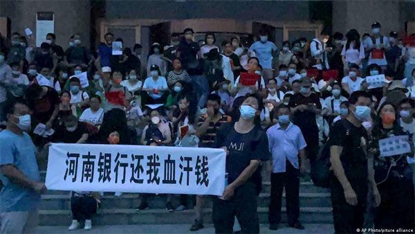 China: Hundreds attested over banking scandal