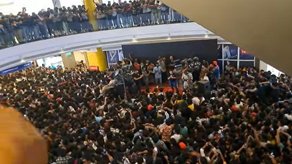 Fact Check: Lal Singh Chaddha is a flop and people did not throng a mall in UP to watch it