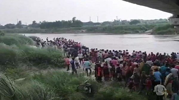 UP: Tractor-trolley carrying 24 farmers falls into Garra river, rescue operation in