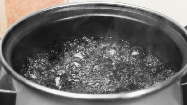 Woman pours hot water on husband’s genitals suspecting an affair