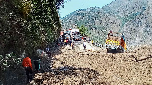 Jammu-Srinagar NH closed for vehicular traffic amidst multiple landslides, shooting stones