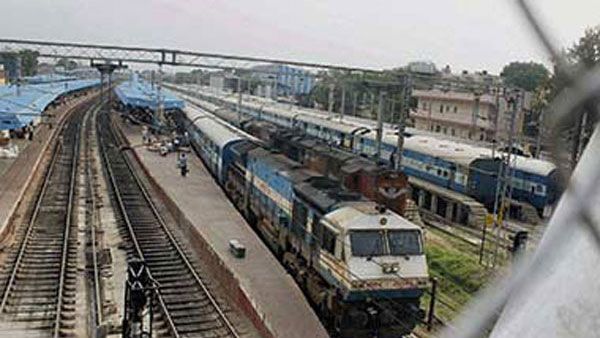 Minor killed, 6 injured as car crashes into Jammu railway station