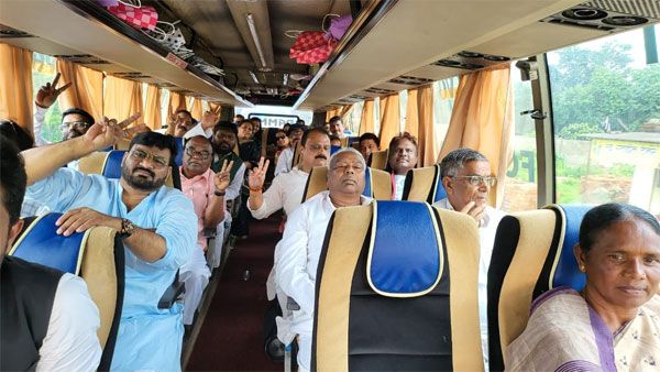 Jharkhand political crisis: MLAs return from Khunti district after having quality time at Latratu - 10 points