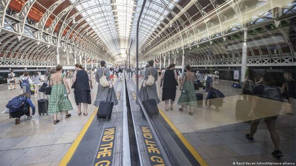 UK: Strikes bring transport network to a crawl in London