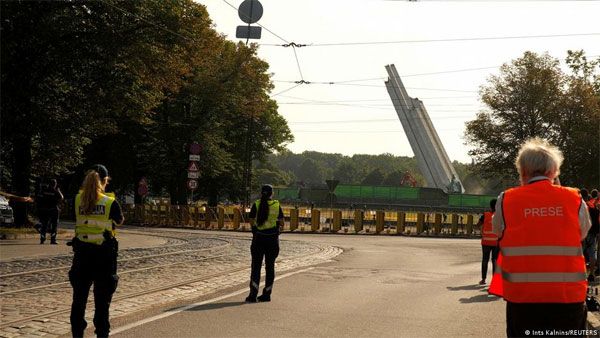 Latvia removes Soviet-era monument in Riga