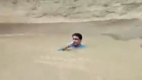 This Pakistan journalist stands neck deep in water while reporting the floods: Watch viral video