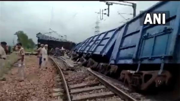8 bogies of a goods train derails in Haryana