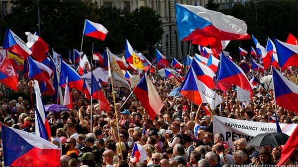 Czechia: Thousands take part in Prague anti-government demo