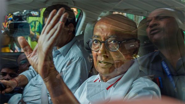 As Kharge steps in, Digvijaya Singh confirms he won't contest against him