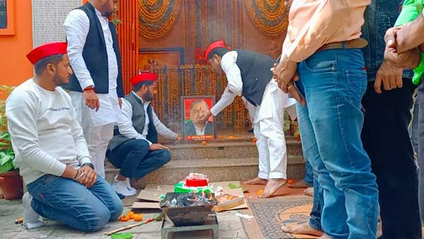 Fact Check: Did Akhilesh Yadav perform shradh for his living father