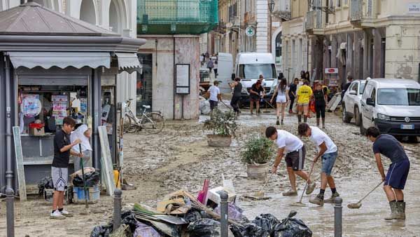 International news brief: Floods trap many in Florida; Royal Mint unveils first coins and more