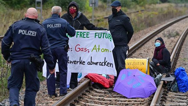 Arrests as German climate protesters target coal and cars