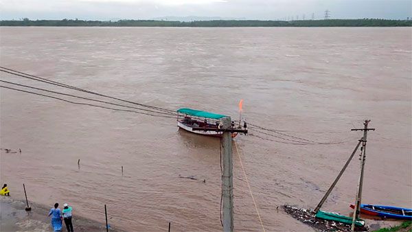 As Godavari levels rise, Telangana CM instructs officials to be on alert