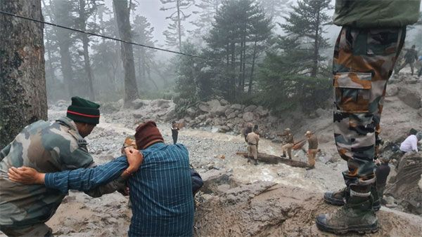 Indian Army comes to the rescue of 74 stranded tourists in Sikkim