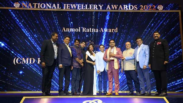 Mr. T S Kalyanaraman presented the ‘Anmol Ratna’ Award at National Jewellery Awards 2022