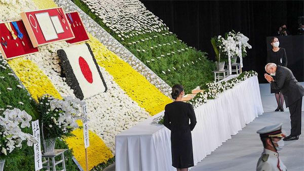 PM Modi remembers Abe as 'phenomenal' as he offers tribute in Japan