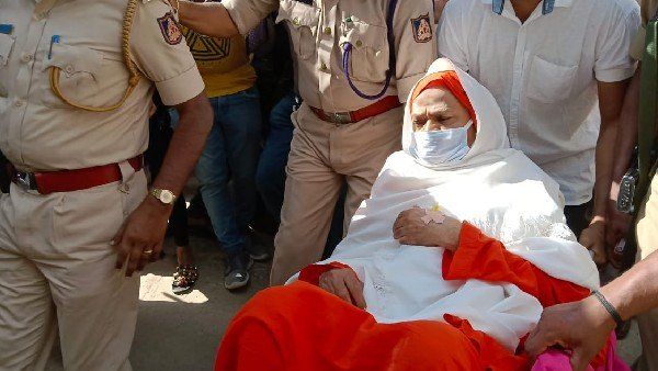 Non-bailable warrant against Karnataka mutt pontiff Shivamurthy reissued over property dispute