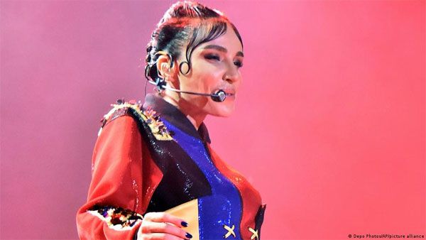 Turkey: Pop star Gulsen released from house arrest