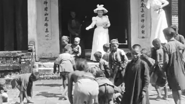 Fact Check: This is not Queen Elizabeth throwing food at children in Africa