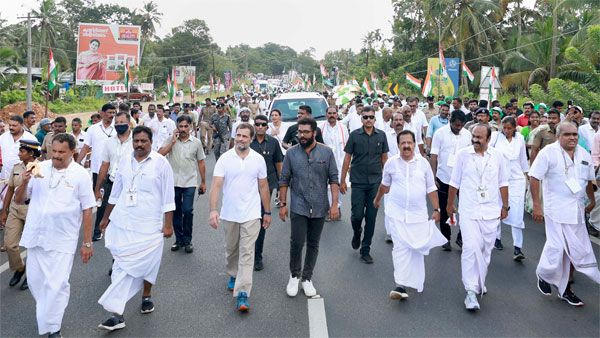 'Bharat Jodo Yatra': Rahul Gandhi discusses fuel costs, subsidies, fish stock with fishermen in Alappuzha