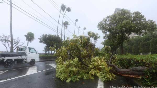 Typhoon Nanmadol: Japan warns of unprecedented conditions