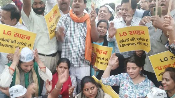 'Red Light On, Gaadi Off': AAP stages protest against Delhi LG
