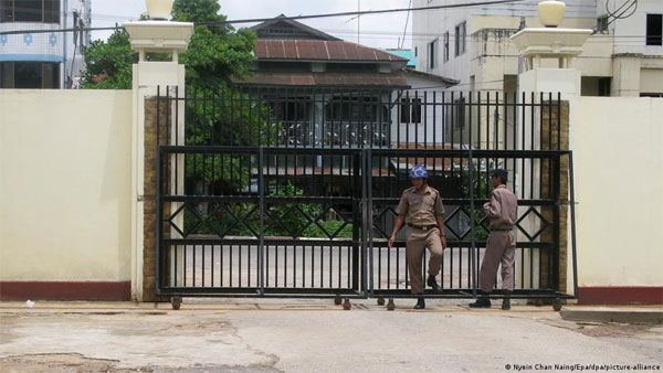 Deadly blasts hit notorious Myanmar jail