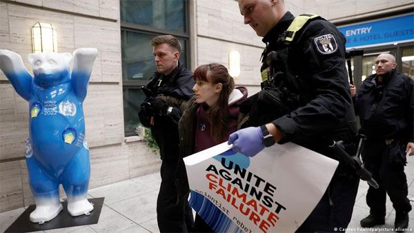 German climate activists disrupt Scholz speech