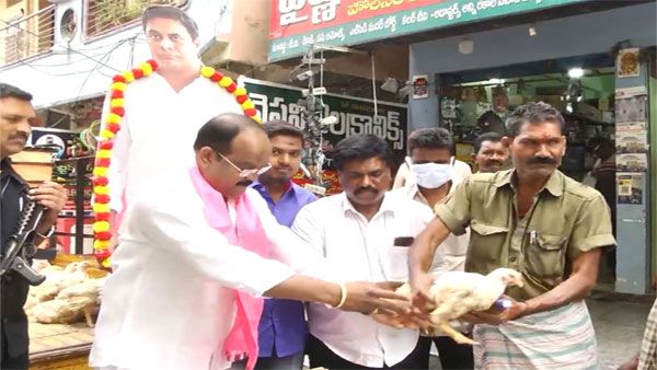 Fact Check: This is not a BJP leader distributing chicken, liquor in AP