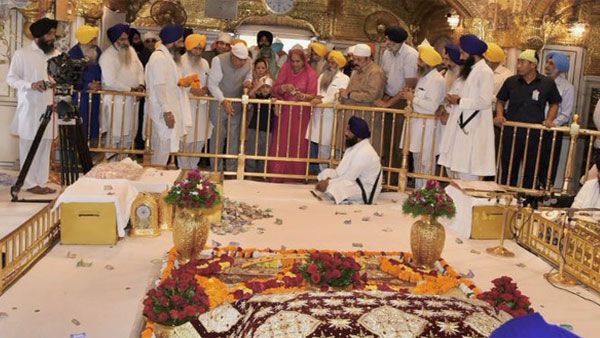 Vice President Dhankar offers prayers at Golden Temple