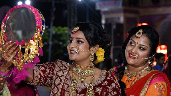 Karwa Chauth 2022: Send these wishes and messages to your loved ones