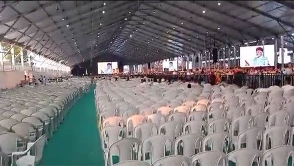 Fact Check: Propagandists share video of PM Modi being greeted to empty chairs