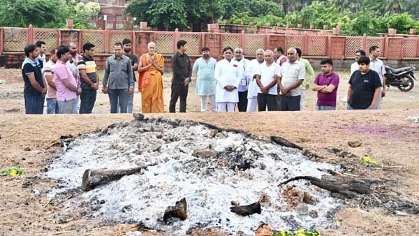 'Aaj pehli baar laga…': Akhilesh Yadav's emotional tweet after father's cremation