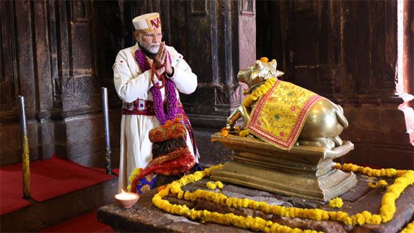 PM Modi keeps his promise to Chamba women; wears hand-made ‘Chola Dora’