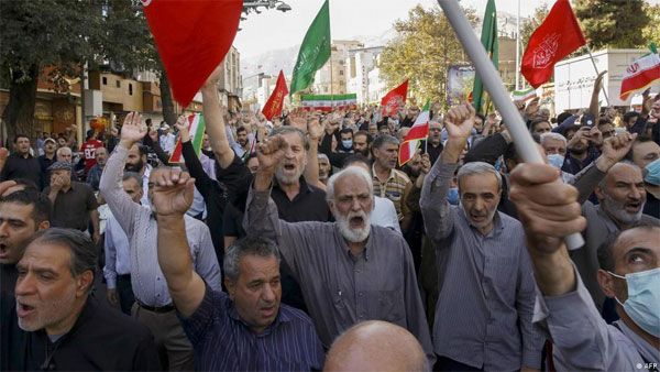 France calls for its citizens to leave Iran immediately