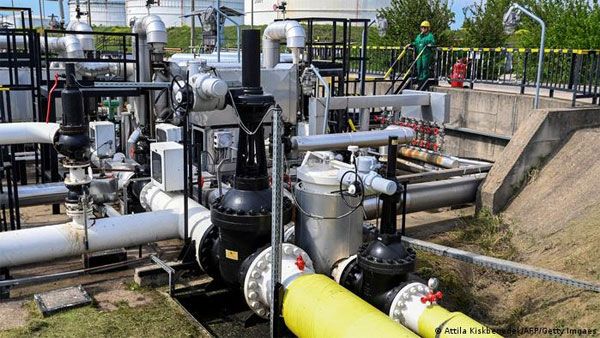 Poland reports leak in oil pipeline