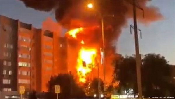 Russia: Military plane crashes into residential building