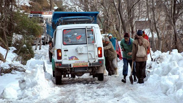 Heavy snowfall in Jammu; Mughal Road closed