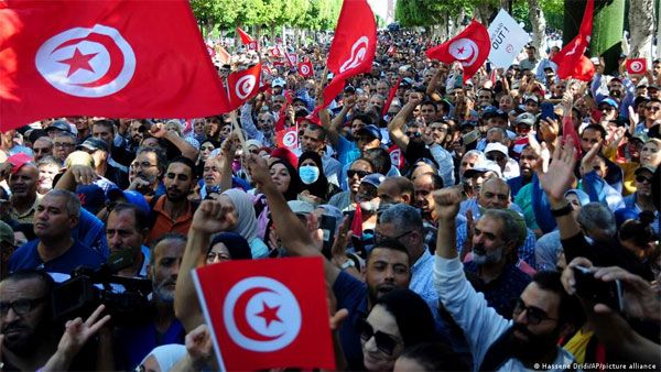 Tunisia: Torn between anger and hope