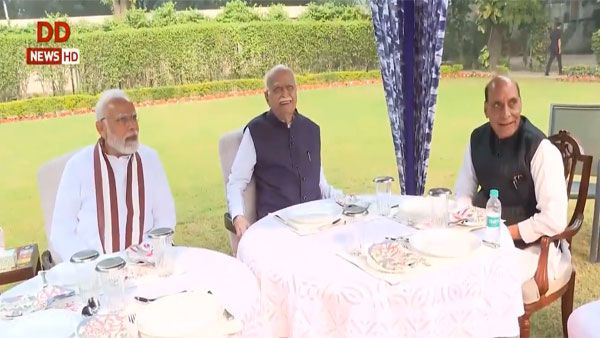 PM Modi calls on Advani on his 95th birthday | Watch